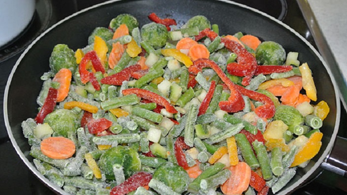 Замороженные овощи с фаршем. Овощная смесь приготовленная. Смесь овощей на сковороде. Замороженные овощи на сковороде. Заморозка овощных блюд.