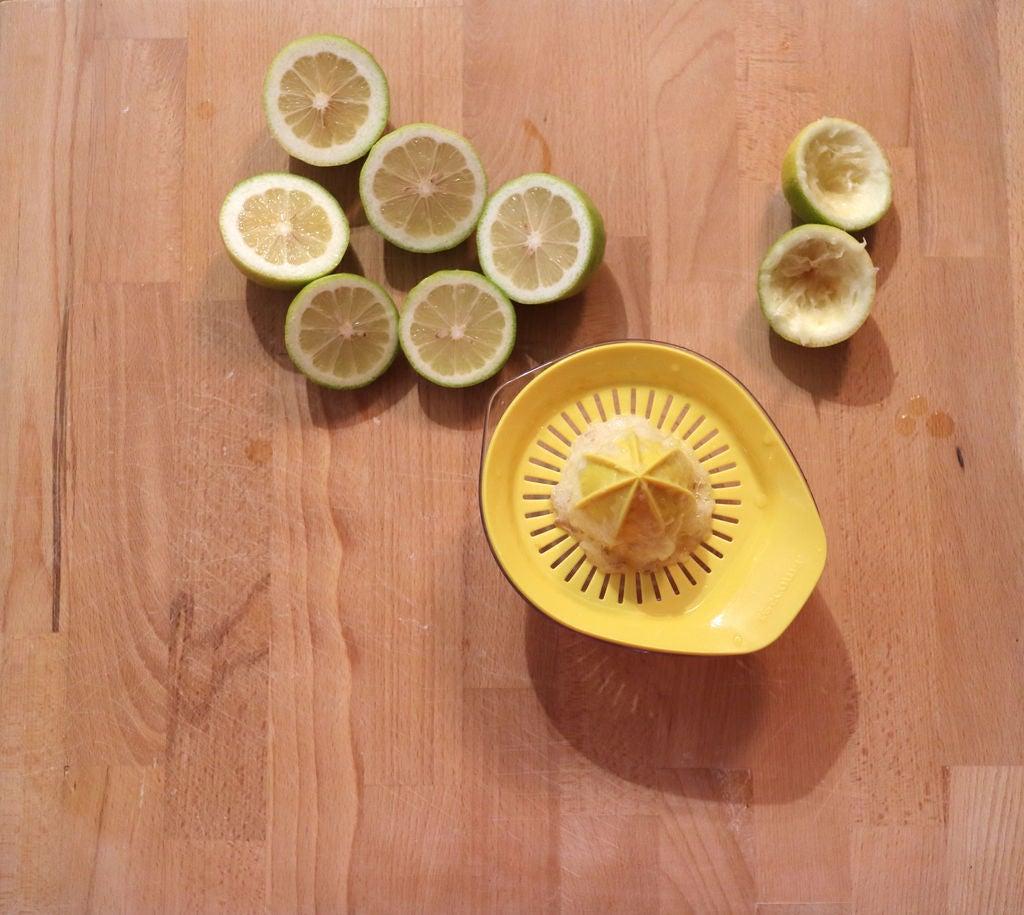 Я делаю эфирное масло лимона в обычной соковыжималке: потом я использую его как косметическое средство или добавляю в аромалампу