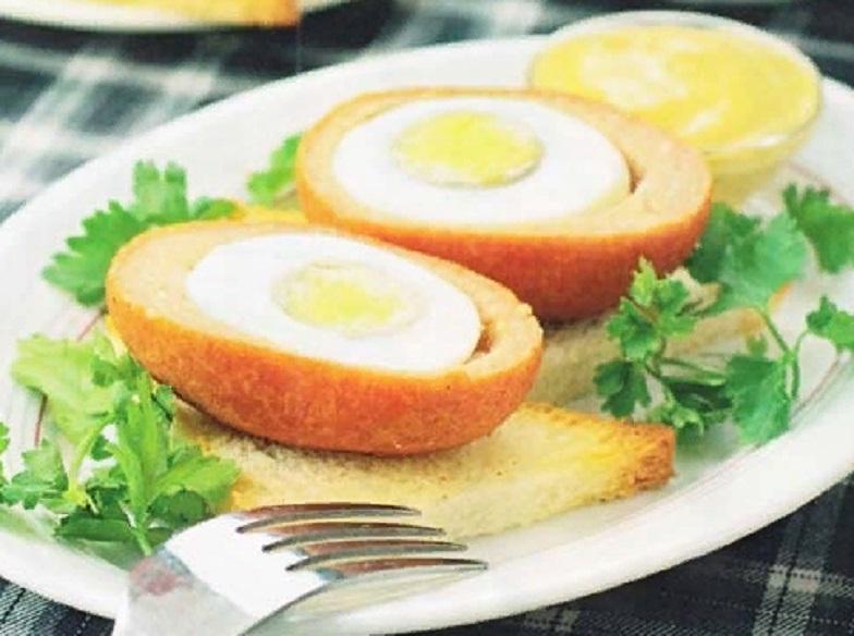С собой на пикник мы часто берем яйца по шотландски. На свежем воздухе с горчицей и острым соусом улетают на ура! Делюсь рецептом