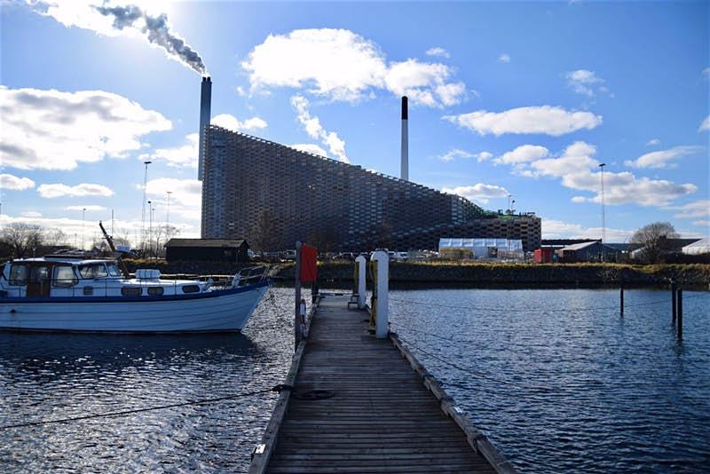 В Копенгагене открыли горнолыжную трассу на крыше электростанции (фото)