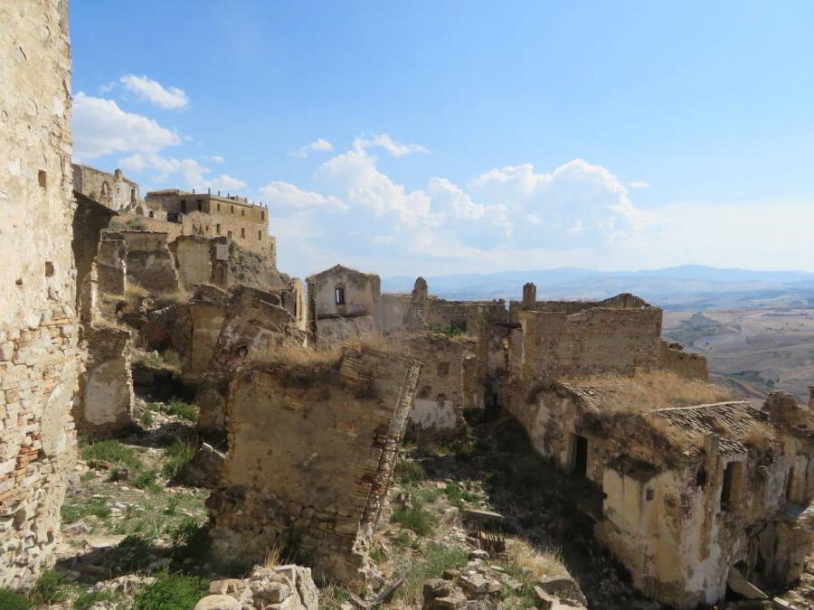 Средневековый город-призрак Крако на вершине скалы: подъем и падение итальянской деревни