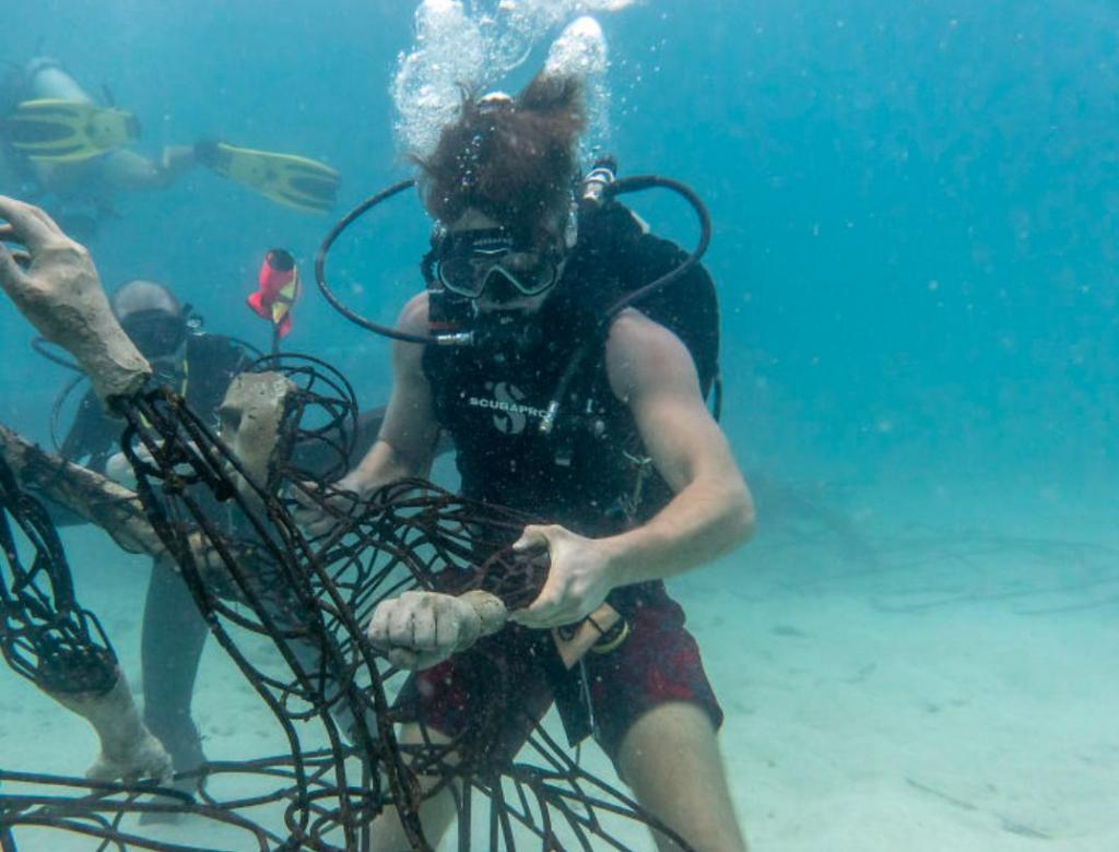 Подводное искусство: парень потратил год на создание необычной скульптуры, которая приносит пользу океану