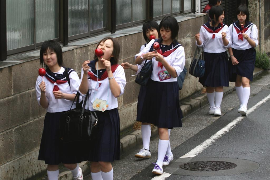 Запрет на дезодорант и стойка на руках: 10 странных школьных правил по всему миру
