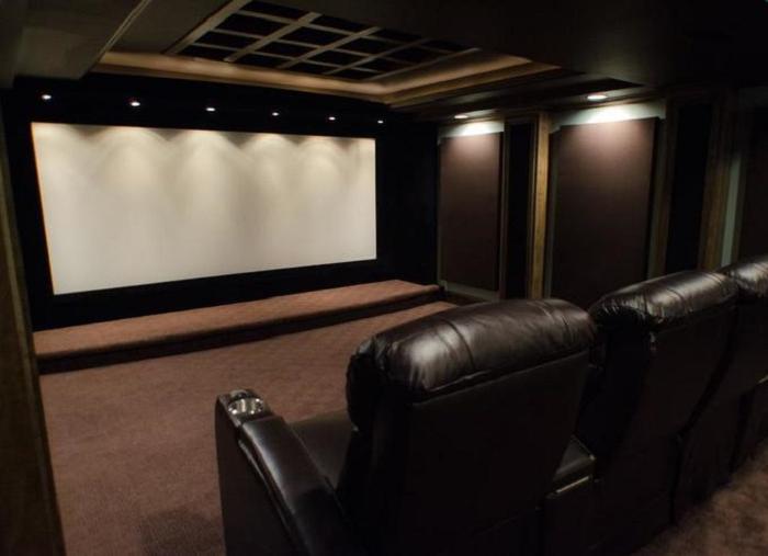 Мужчина потратил 2 года на то, чтобы сделать у себя в подвале настоящий полноценный кинотеатр: результат поражает
