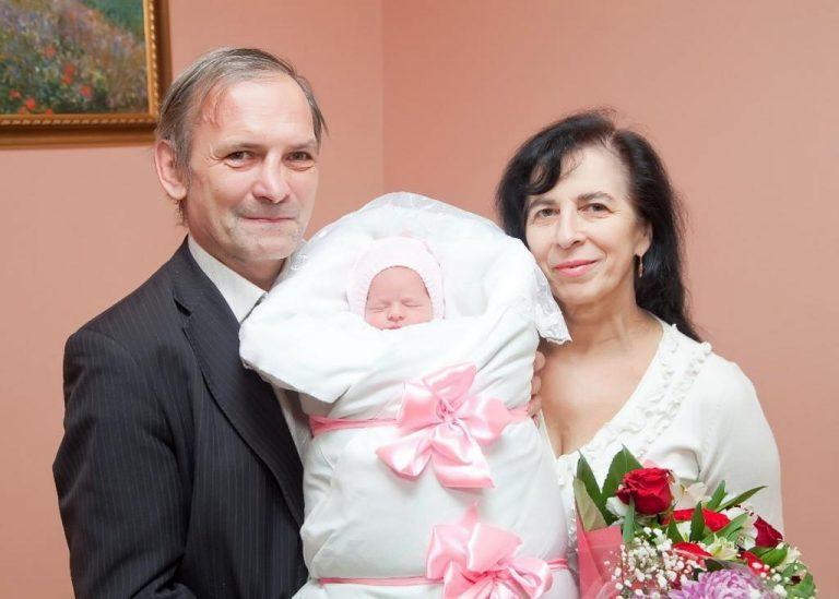 Москвичка родила дочь в 60 лет. Как сегодня выглядит малышка и как живет необычная семья