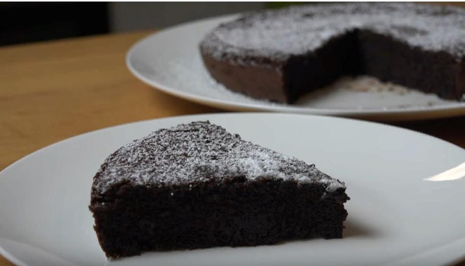 Шоколадный пирог, который тает во рту: простой рецепт из двух ингредиентов