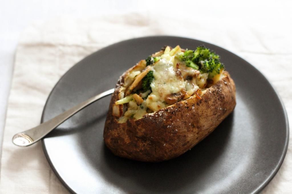 Картошка с жульеном в духовке рецепт. Запеченная картошка с грибами. Картошка с жульеном в духовке. Картошка с грибами в фольге в духовке. Жульен в картофельных лодочках.