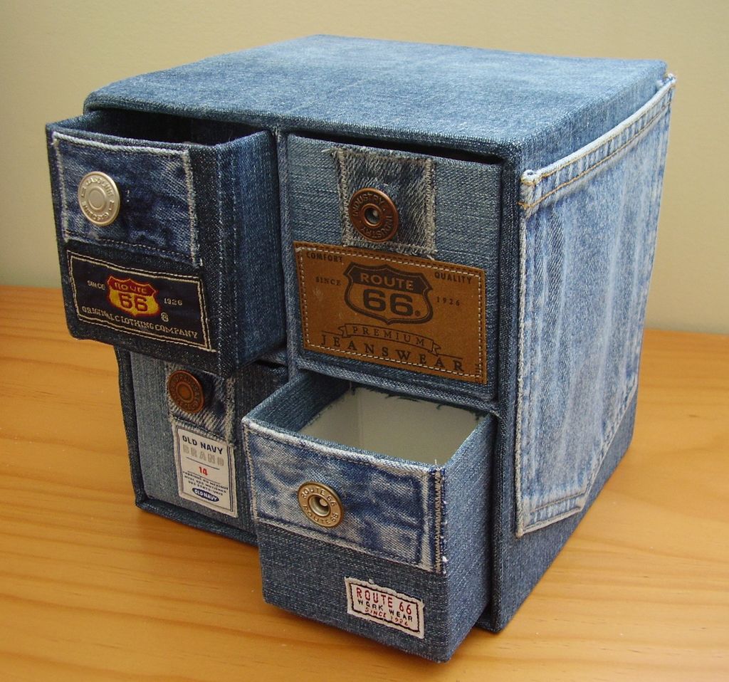Поделки моей дочери: недавно она сделала коробку для полезных безделушек из старых джинсов и картона.
