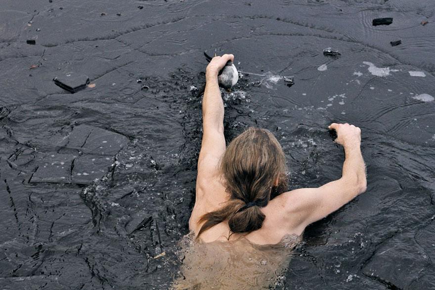 Мужчина нырнул в ледяное озеро, чтобы спасти тонущую утку: он   настоящий герой