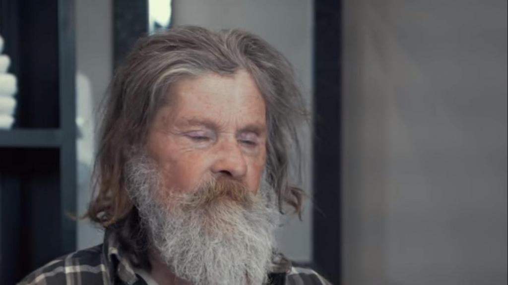 Парикмахер решил помочь бездомному и предоставил ему бесплатные стрижку и бритье