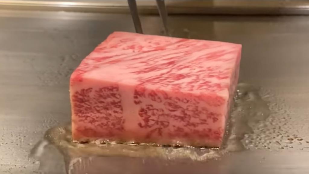 Нежнейшая мраморная говядина вагю. Как готовят самое дорогое в мире мясо, которое получают от японских коров, выращиваемых в курортных условиях: видео