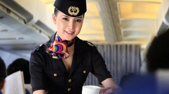 Почему никогда не стоит заказывать горячие напитки и избегать просьб персонала помочь с багажом: стюардесса делится казусными историями о путешествиях на самолете