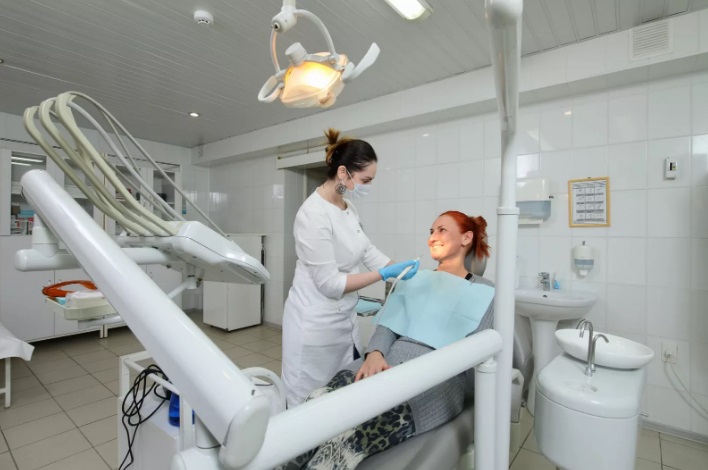 8 острых ответов от стоматолога на распространенные вопросы о помощи: как преодолеть свой страх перед визитом, возможно ли избежать кариеса, это и многое другое