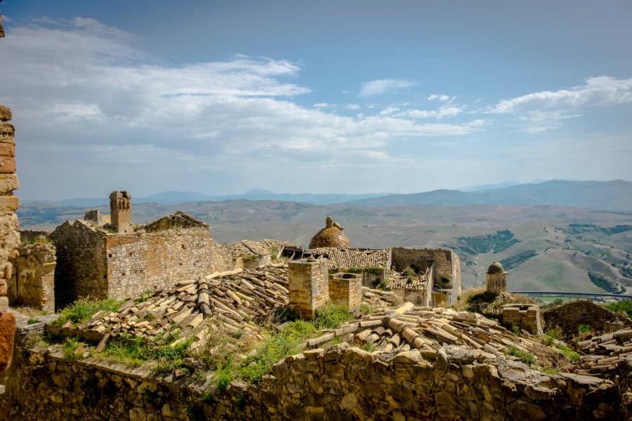 Средневековый город-призрак Крако на вершине скалы: подъем и падение итальянской деревни