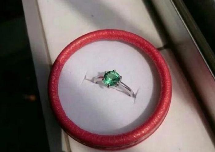 У студента не было денег на дорогое кольцо для любимой, и он сделал его из бутылки