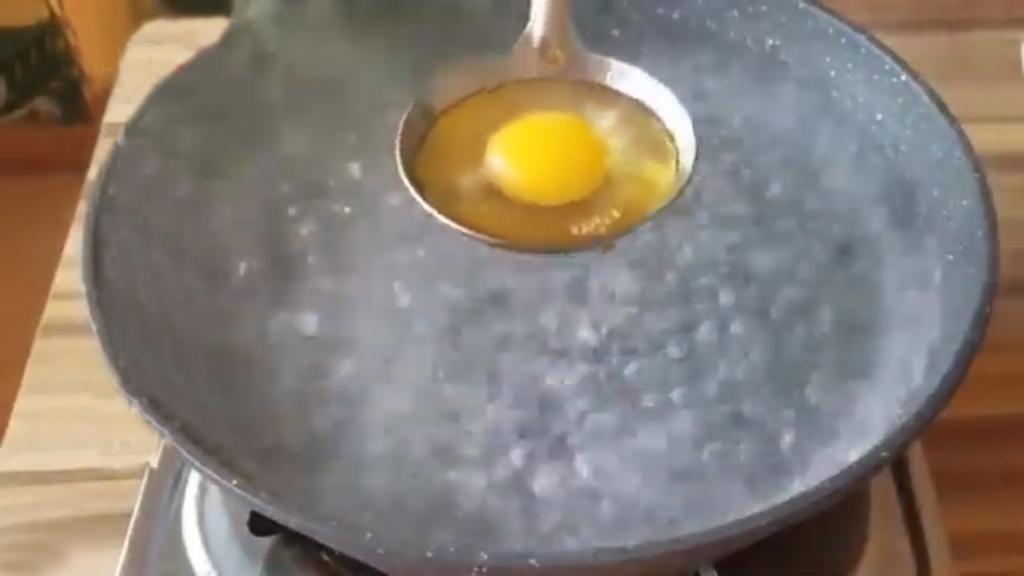 Узнала, как готовить яичницу без жарки на сковороде: японский лайфхак с половником
