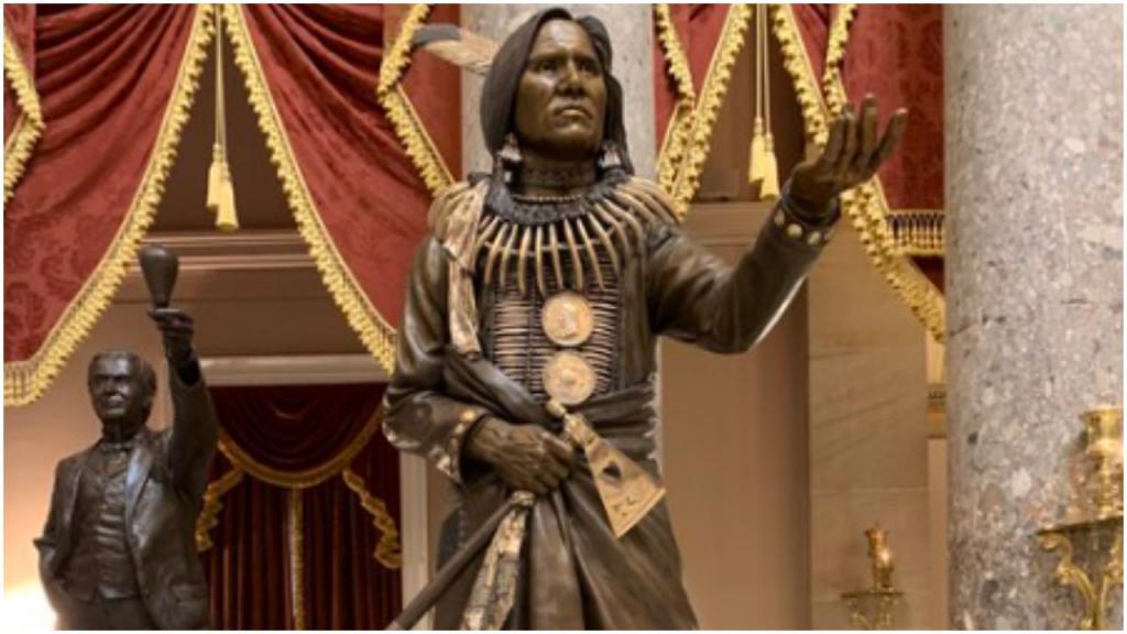 «Стоящий медведь»: в Вашингтоне открыли статую индейского вождя - легендарного борца за независимость