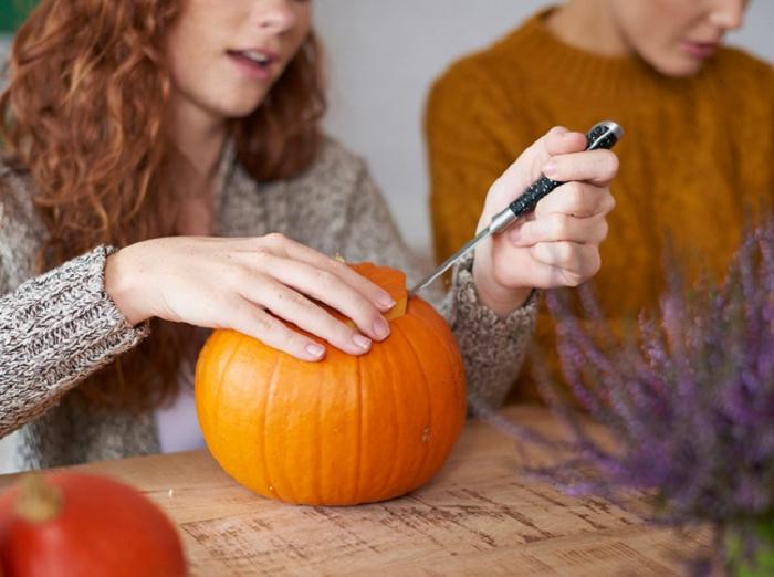 Для Хэллоуина и не только: подруга научила делать красивые осенние фонарики из тыквы