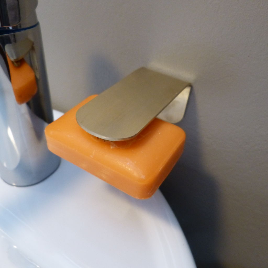 Муж обожает мастерить необычные вещи: недавно он сделал магнитный держатель для мыла в ванную комнату