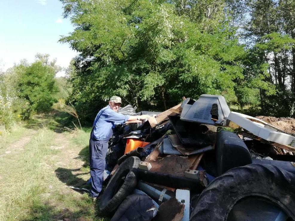 Мужчина не стал ждать экологов, а сам вытащил из реки 5 тонн мусора за 5 дней