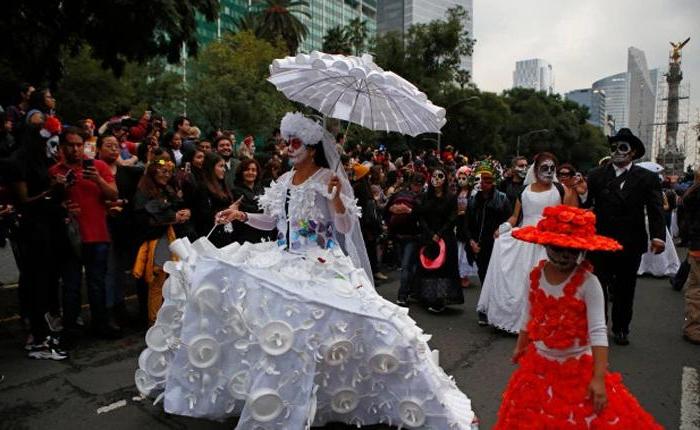 День мертвых в Мексике: в отличие от Хэллоуина, этот фестиваль фокусируется на любви и уважении к ушедшим членам семьи
