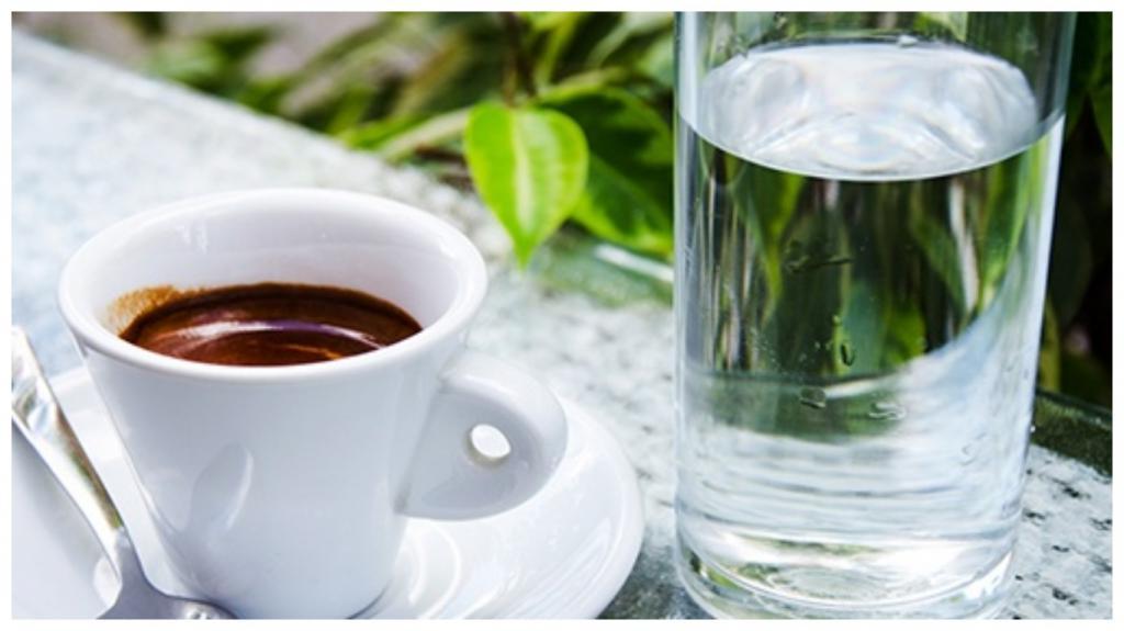 Почему каждую чашку кофе следует запивать стаканом воды: причина, о которой мы и не догадывались