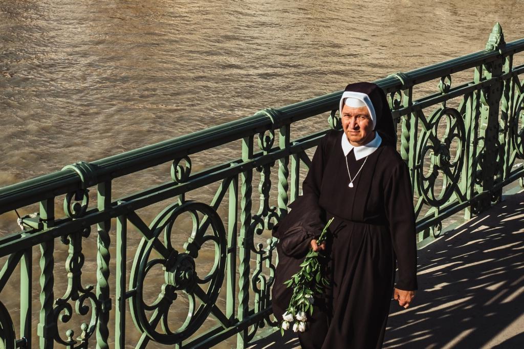 Женщина, которая прожила 12 лет в монастыре, рассказала, что на самом деле происходит за закрытыми дверьми церкви