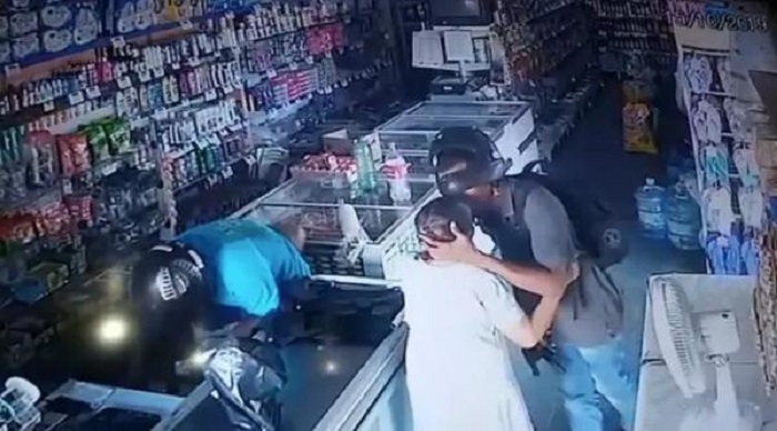Манерный и воспитанный вор: во время ограбления аптеки мужчина сжалился над бабушкой, поцеловав ее макушку (видео)