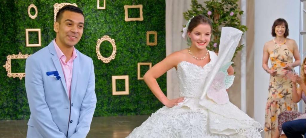 Модный дизайнер потратил 41 000 листов туалетной бумаги и 600 часов и  сшил  потрясающее платье
