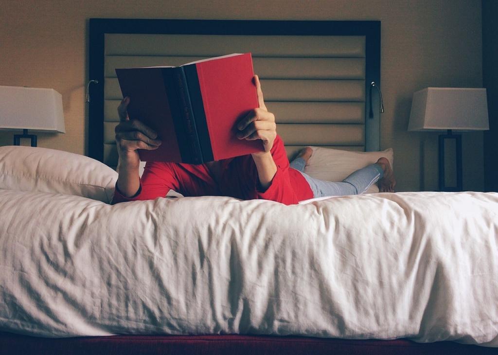 3 причины начать читать перед сном: увеличение дохода, качественный отдых и др.