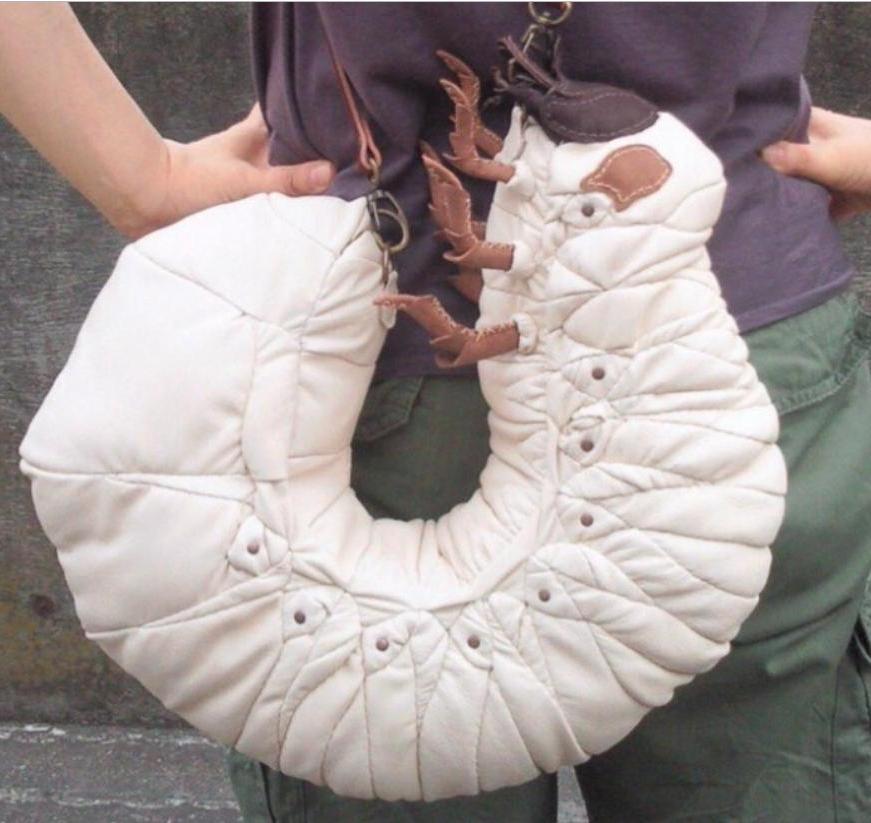 Японский модельер создает необычные сумки, вдохновляясь гусеницами и жуками (фото)