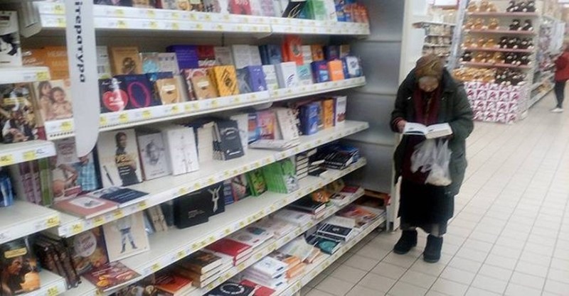 Пожилая женщина 15 лет ходит в магазин, чтобы почитать там книги: реакция персонала