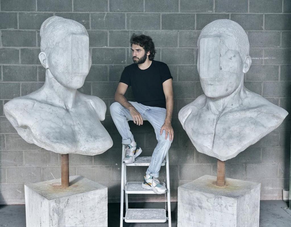 Проблемы общества в скульптурах: видеоблогер сменил профессию и стал успешным скульптором
