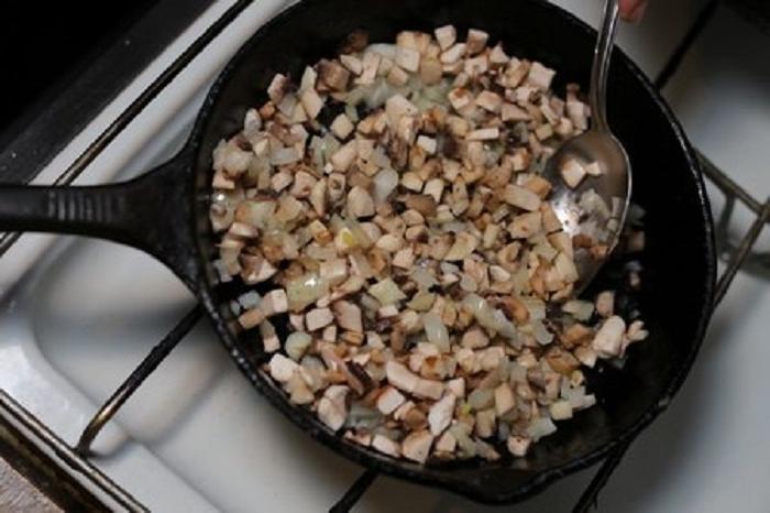 По утрам готовлю детям яйца с грибами в хрустящей булочке: из-за стола выходят сытыми и довольными