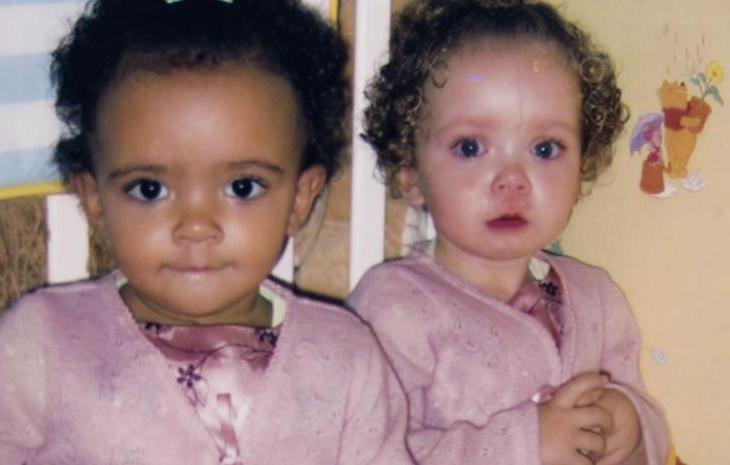Близняшкам с разным цветом кожи исполнилось 11 лет. Как выглядят сестрички сегодня (фото)