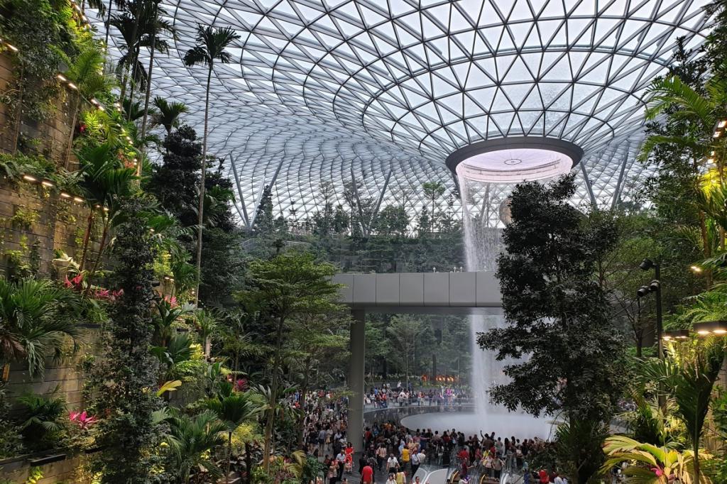 Новая жемчужина! Аэропорт в Сингапуре больше похож на райский оазис или тропики