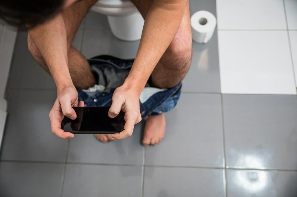 Семь часов за год: почему мужчины так долго сидят в туалете