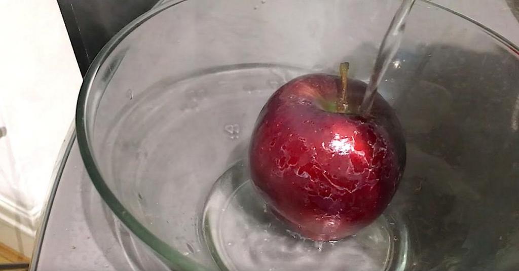 Как убрать воск с яблок из супермаркета? Надо промыть их смесью из двух ингредиентов