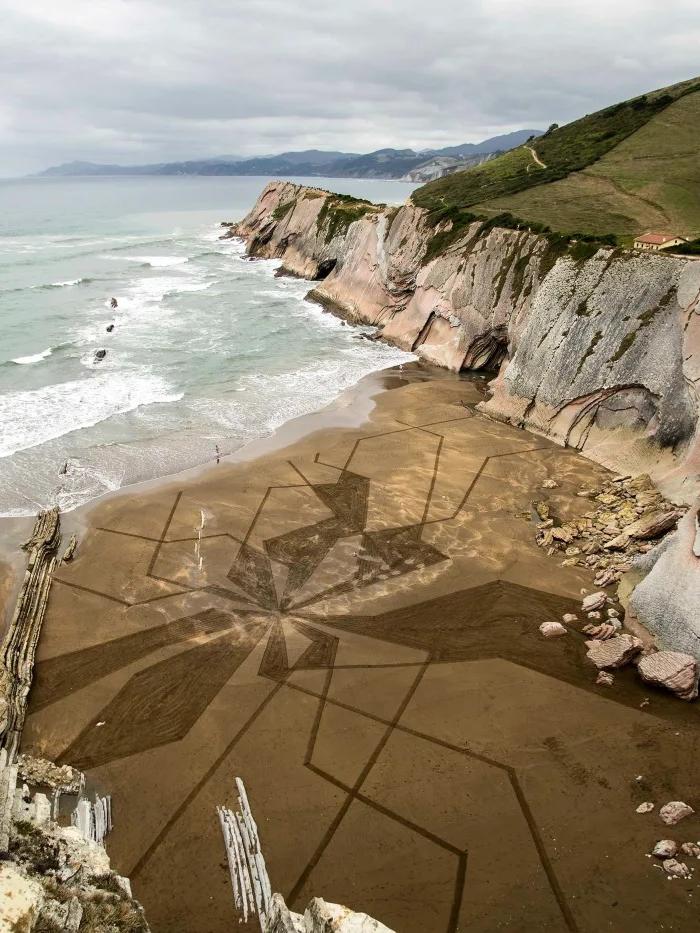 Французский художник рисует на пляже потрясающие картины: увидеть их можно только несколько часов, пока не смыло волнами