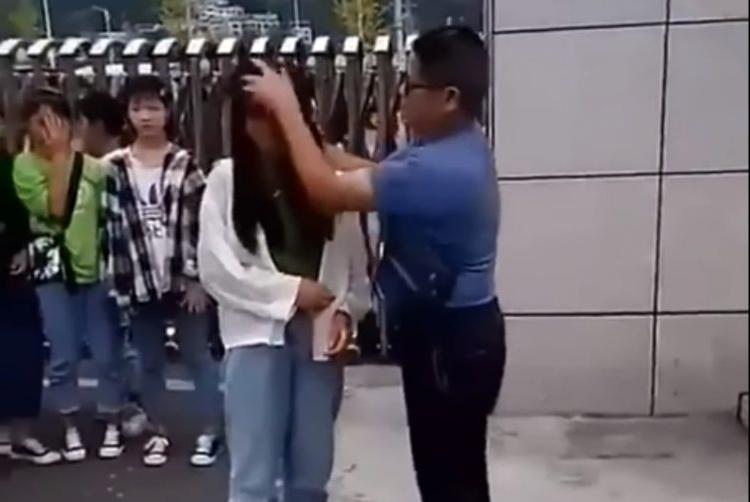 Они не должны носить макияж : учитель самостоятельно умывает студенток перед входом в кампус