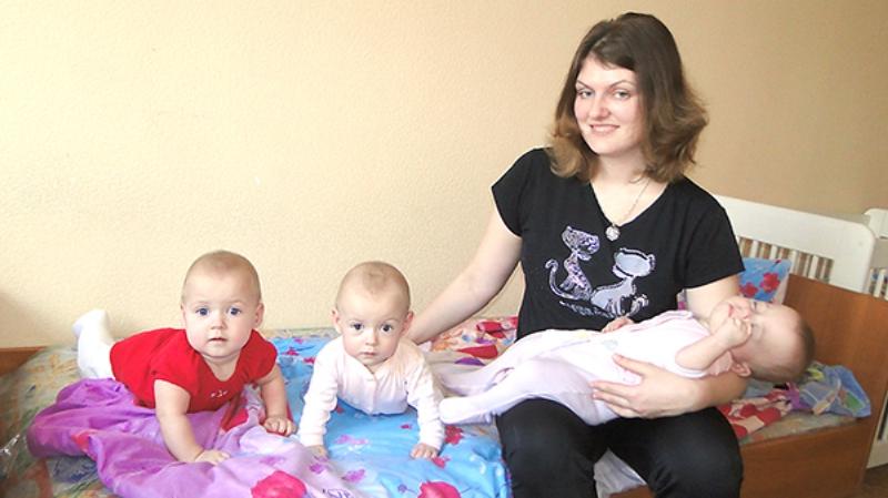 Четыре года назад украинка родила тройняшек с разницей в 38 дней. Уникальные девочки подросли и у каждой свой характер
