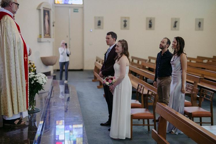Молодые люди согласились быть свидетелями на свадьбе. Но из за ошибки священника они оказались в нелепой ситуации