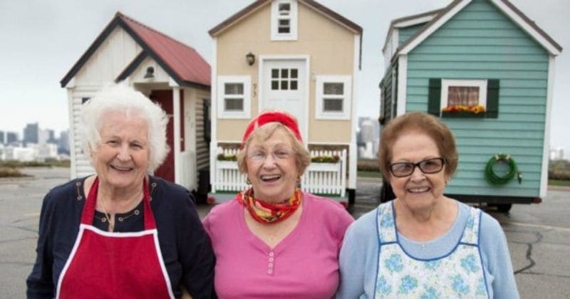 Три находчивые бабули не захотели жить в доме престарелых и купили для себя уютные домики на колесах