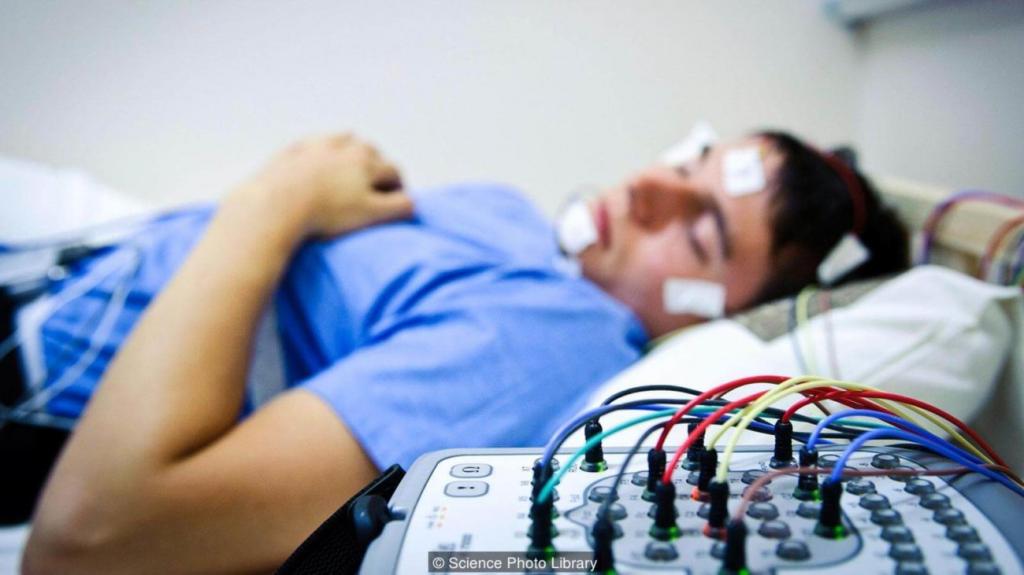 Сон лечить людей. Исследование сна. Электроэнцефалография сна. ЭЭГ мониторинг сна. Сомнолог аппарат для сна.