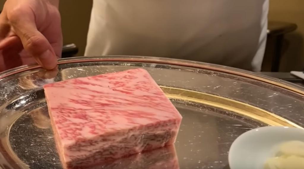 Нежнейшая мраморная говядина вагю. Как готовят самое дорогое в мире мясо, которое получают от японских коров, выращиваемых в курортных условиях: видео