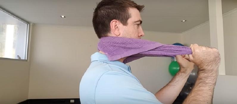 Снять напряжение с мышц шеи поможет упражнение, понадобится только полотенце