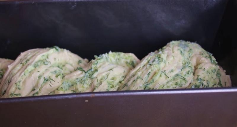 Когда я достаю чесночный пирог с зеленью и сыром, на его запах приходит вся семья: рецепт
