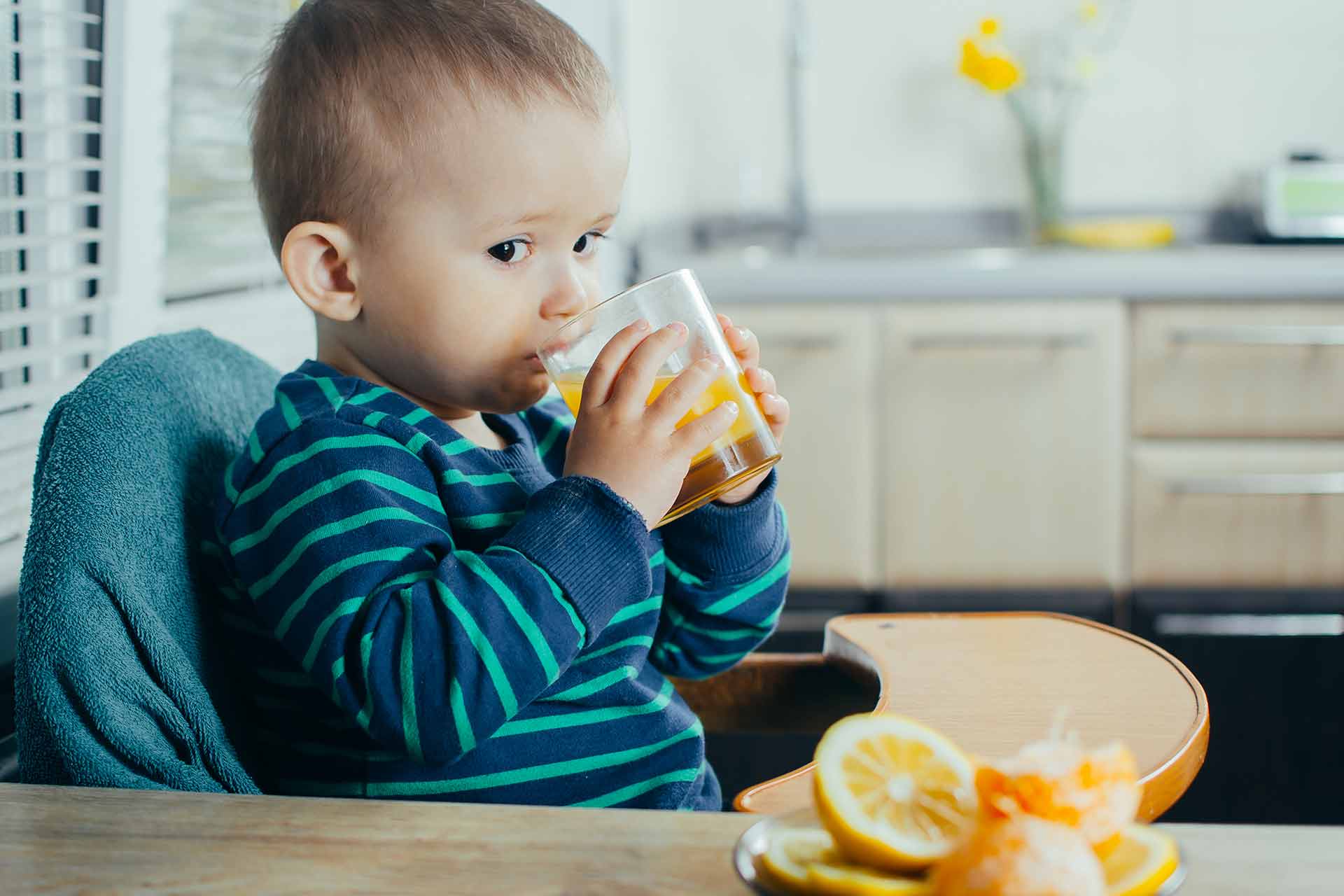 Ребенок выпивает что делать. Baby drinking Juice. Kids Drink Juice. Drinking Orange Juice child. Baby in the Kitchen.