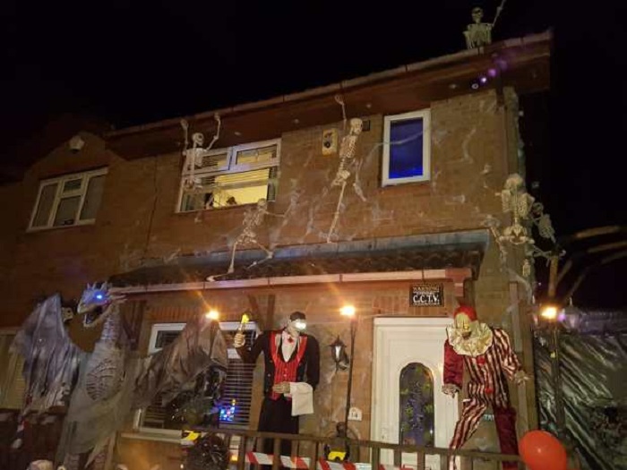 Скелеты, паутина, призрачные фигуры: пара так украшает свой дом на Хэллоуин, что соседи не могут пройти мимо