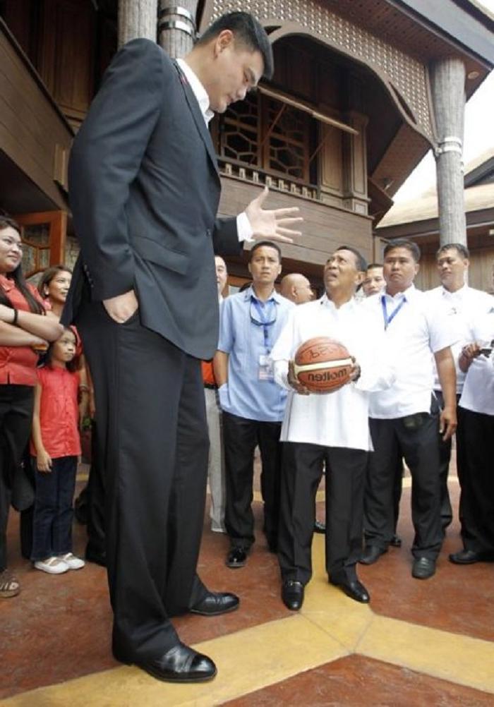 Самый высокий баскетболист рядом с обычными людьми: подборка фото